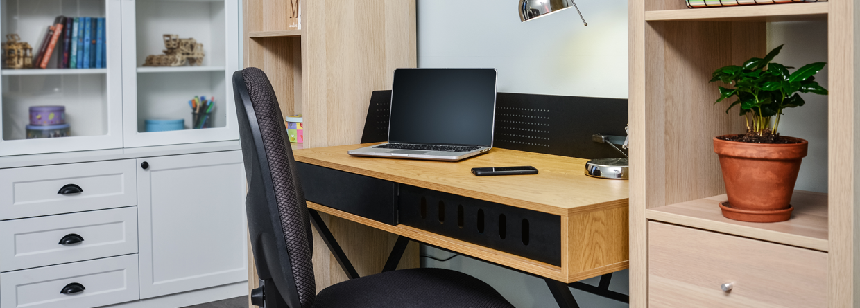 Op kamers gaan; bureau met laptop en kast