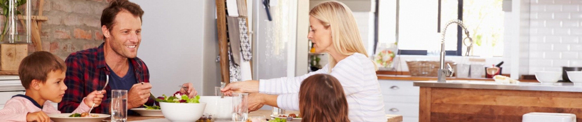 Gezin zit aan tafel te eten